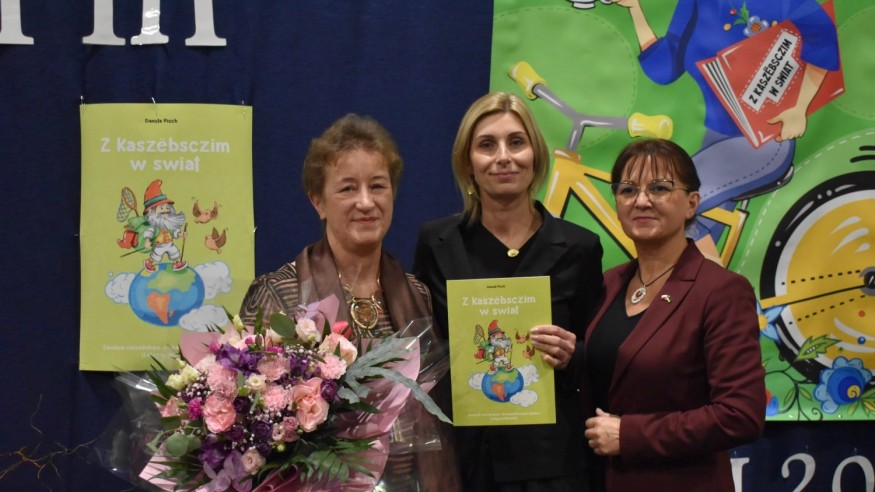 Danuta Pioch z nowym podręcznikiem do nauki języka kaszubskiego [CSB]