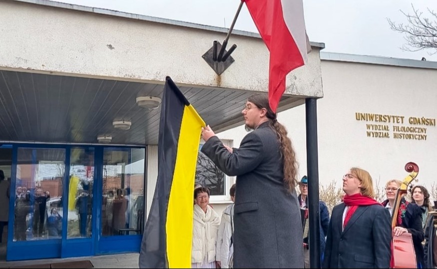 Flaga Kaszub na UG. Jubileusz prof. Józefa Borzyszkowskiego [CSB]