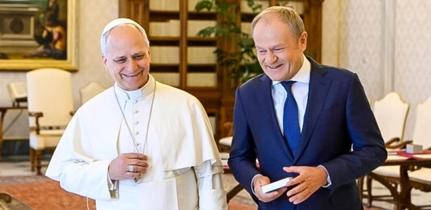 Tusk podarował papieżowi Biblię po kaszubsku. Historyczny gest