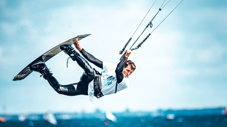 Faworyci dominują w mistrzostwach Polski Kite Wing Cup w Rewie