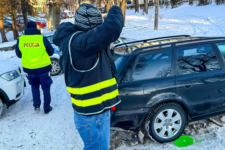W Bytowie 10-latek zjeżdżając na ślizgu uderzył w bok przejeżdżającego samochodu