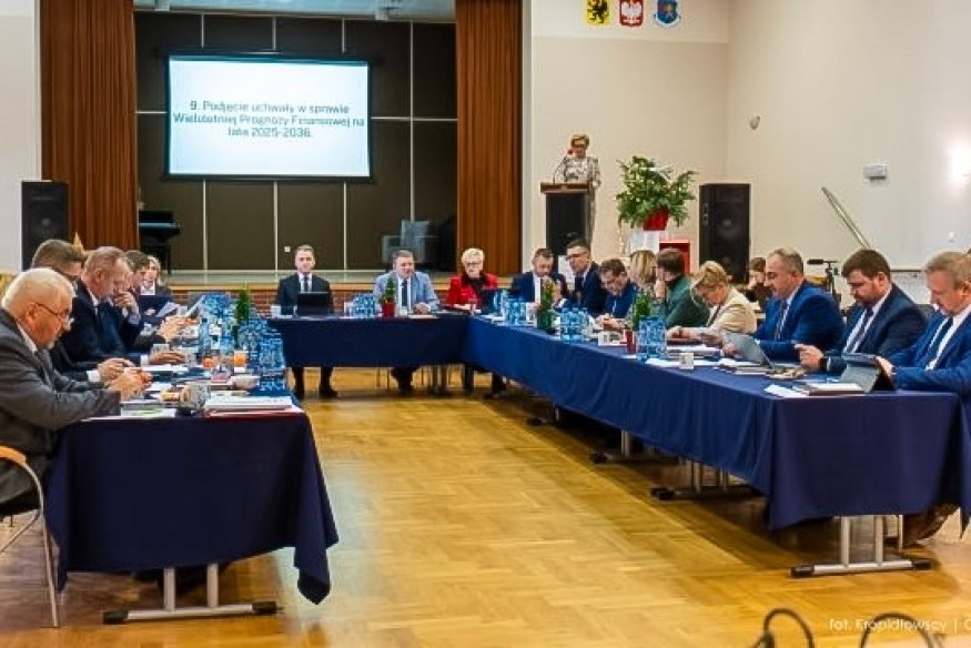 Nadzwyczajna sesja w gminie Puck. Radni tną kulturę na rzecz dróg