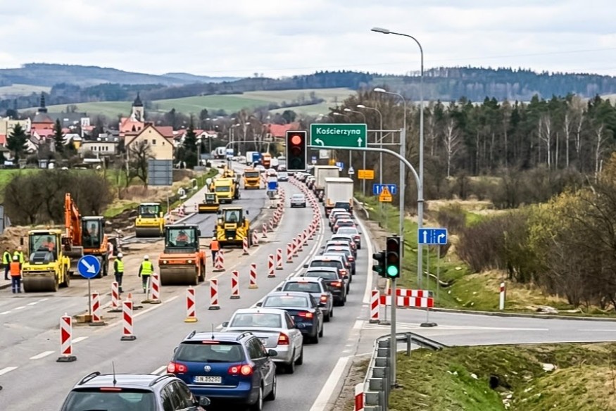 Przebudowa DW221 potrwa dłużej. Opóźnienia na trasie z Kościerzyny
