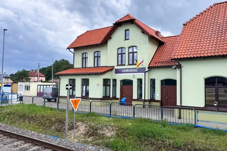 Dwujęzyczne tablice na stacjach kolejowych. Somonino pierwsze!