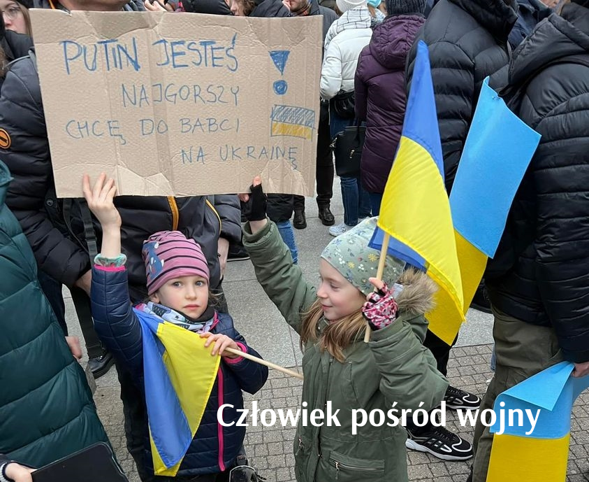 Dziewczynki o korzeniach ukraińskich protestujące przeciw inwazji