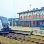 csm_Pociag_przy_peronie__budynek_dworca_na_stacji_Koscierzyna