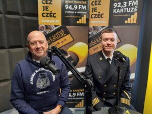 dr-Radoslaw-Maslak-rzecznik-prasowy-AMW-w-Gdyni-oraz-Maciej-Hamera-5-rok-studiow-Wydzial-Nawigacji-i-Uzbrojenia-Okretowego