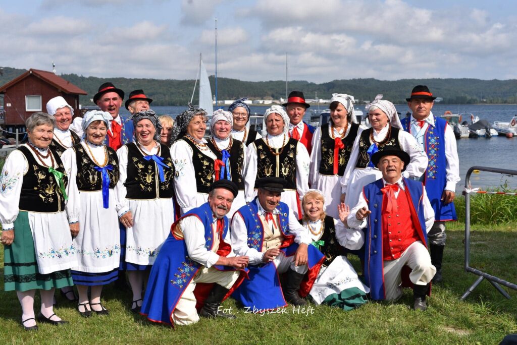 Folklorystyczny-Zespol-Redzanie