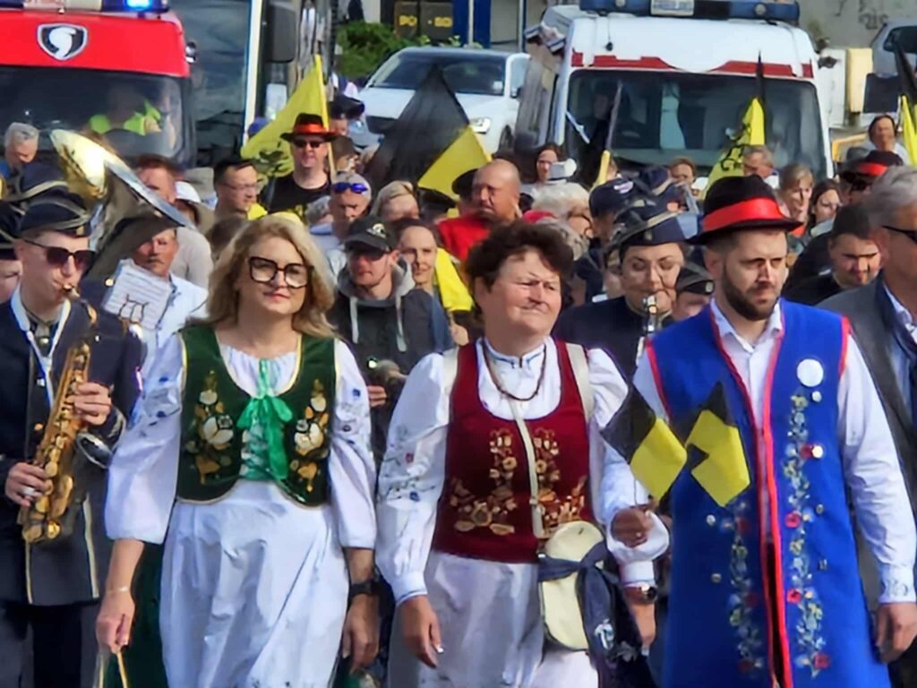 XXVI ŚWIATOWY ZJAZD KASZUBÓW - POCHÓD ULICAMI LUZINA